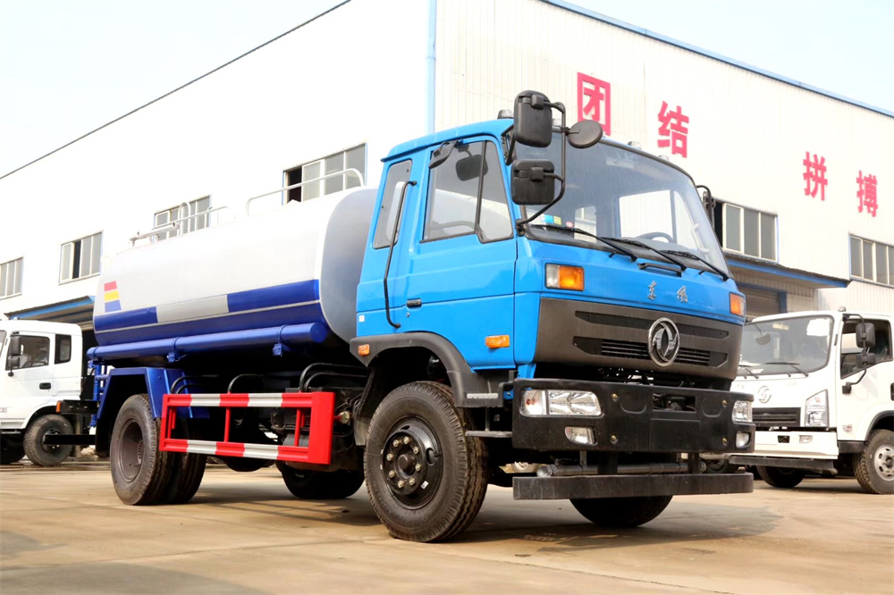 12方灑水車(chē) 東風(fēng)國(guó)三12方老款145玉柴藍(lán)頭灑水車(chē)